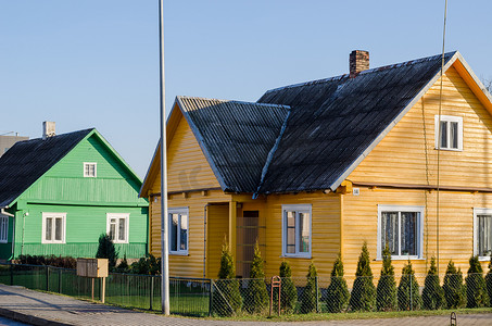 沿街的乡村绿色黄色彩绘房屋