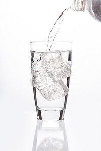 苏打水填充玻璃
