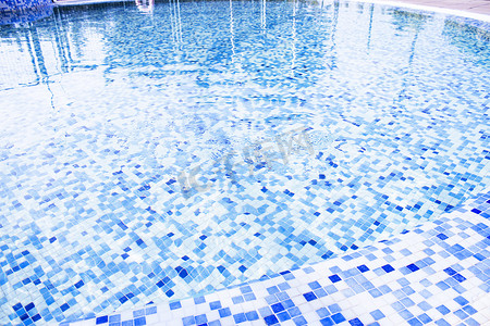 圆形水池摄影照片_具有蓝色色调马赛克背景的圆形水池