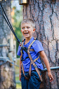 登山探险公园里的男孩