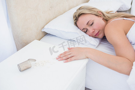 服用过量后躺在床上一动不动的金发女人