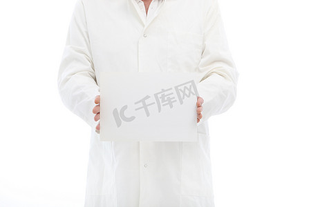 课程权益海报摄影照片_拿着一张小海报的实验室外套的人