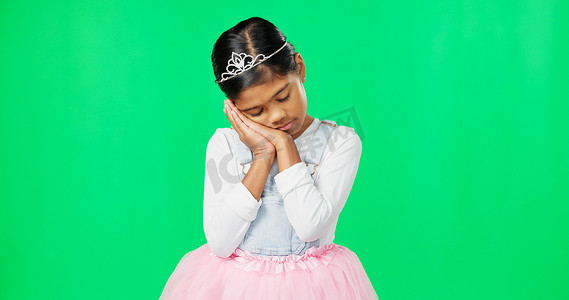 芭蕾舞皇冠摄影照片_工作室里戴着皇冠、公主服装和芭蕾舞短裙的绿色屏幕上睡觉、疲倦的姿势和孩子。