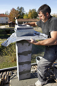 建造者在建造柱子时使用闪锌板