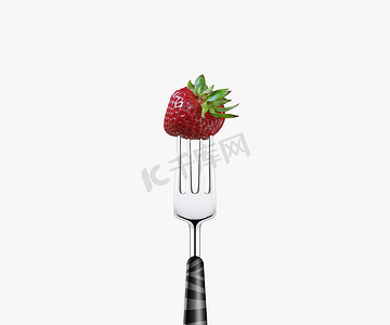 “被叉子刺穿的草莓，在白色背景上被隔离”
