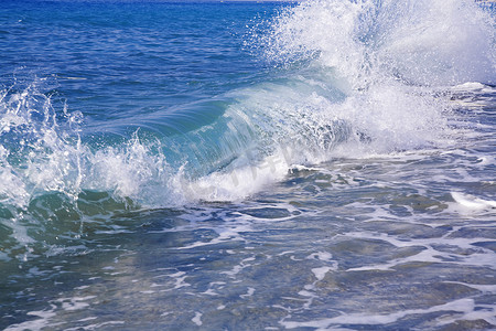 强大的蓝色泡沫波浪在海岸奔跑