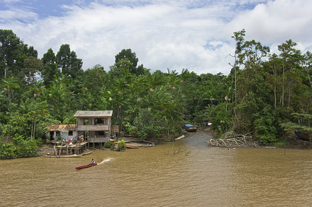 亚马逊河景，河边的印第安人村庄，巴西，南美洲