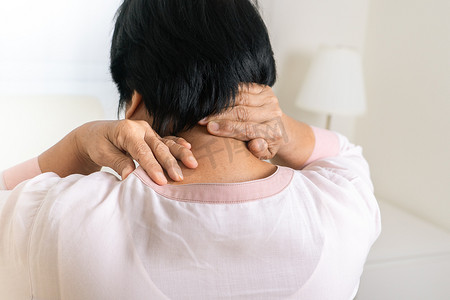背人摄影照片_老妇人的颈肩痛，老人的健康问题
