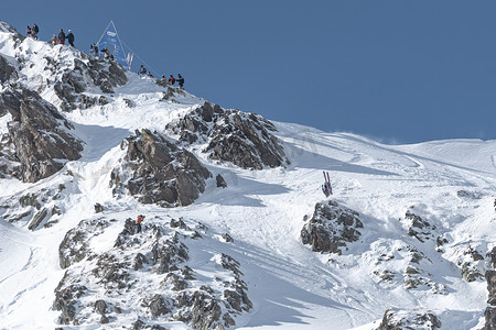 2021 年冬天，滑雪者在安道尔 Ordino Alcalis 举行的 2021 年自由滑雪世界巡回赛第 2 步比赛中。