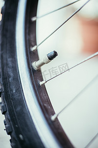 城市自行车：轮胎出口和辐条的特写图片