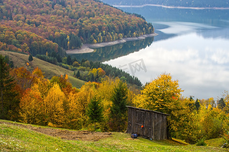 秋天风景天空摄影照片_与高山小屋的秋天风景