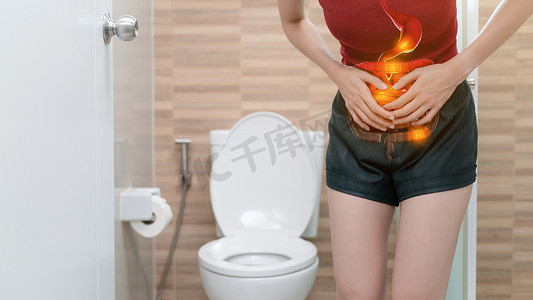 卤水大肠摄影照片_腹痛女性、女性身体大肠照片、腹痛腹泻症状、月经期痉挛或食物中毒。