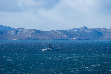 军舰摄影照片_阿瓦查湾一艘军舰的海景。