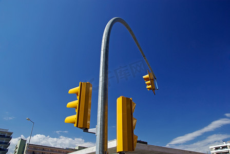 与黄色街道交通控制灯的曲线构成。