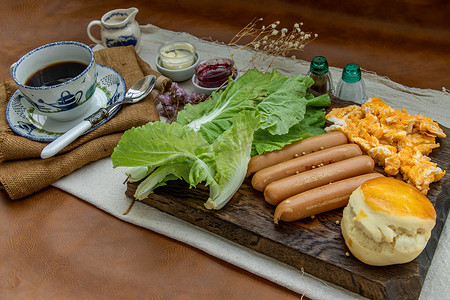 欧陆式早餐包括炒鸡蛋、炸香肠、蔬菜和烤饼，配以咖啡和牛奶。