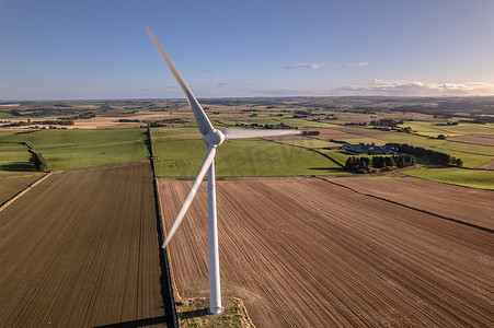 阳光明媚的日子里，绿色可再生能源农场的风力涡轮机