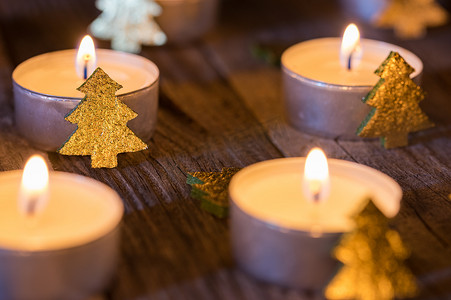 与燃烧的蜡烛火焰和装饰品的欢乐圣诞节气氛
