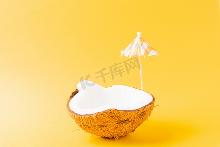 新鲜椰子和太阳伞
