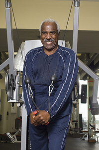 一位在健身房锻炼弹力带的老人的画像