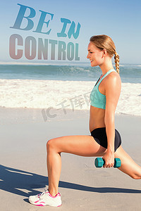 漂亮弓摄影照片_健康女性在沙滩上做负重弓步的合成图像