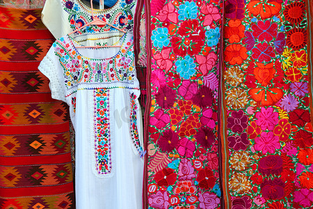色彩缤纷的墨西哥 serape 面料 Chiapas 连衣裙