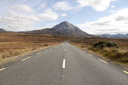 通往爱尔兰多尼戈尔郡 Errigal 山脉的道路