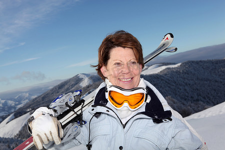中年妇女在山上滑雪