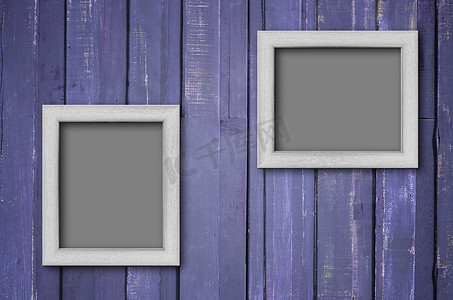 白色画框画框摄影照片_在紫色墙壁上的白色木画框