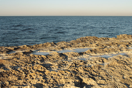 里海的冬天岸边。