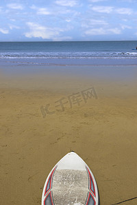 沙滩冲浪板摄影照片_带冲浪板的金色沙滩