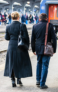 2020 年，一对夫妇在前往罗马尼亚布加勒斯特北火车站 (Gara de Nord Bucharest) 的火车月台途中