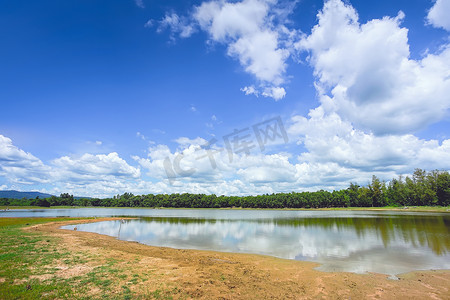 泰国沙缴 Klong Sai 水库的美丽景观。