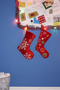 挂在墙上的圣诞袜装饰品
