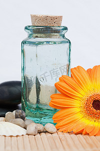 一个玻璃烧瓶，上面有圆滑的鹅卵石和向日葵