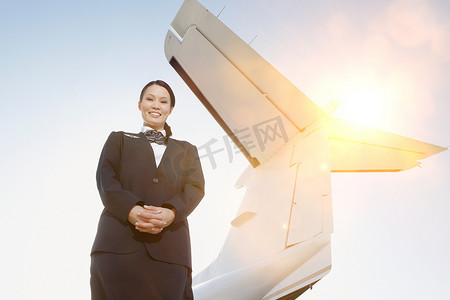 空姐在飞机旁的肖像