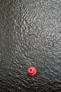 圆标摄影照片_水面上的红色浮标