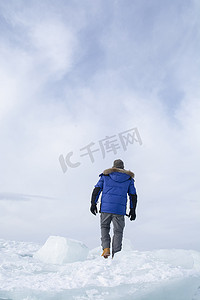 走在碎冰上向前看的人