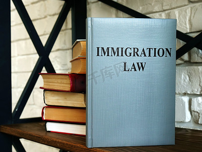 架子上的移民法或规则书。