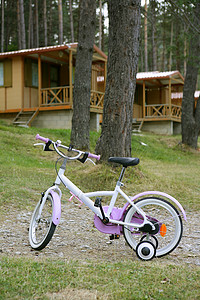 木屋山中的儿童粉色自行车