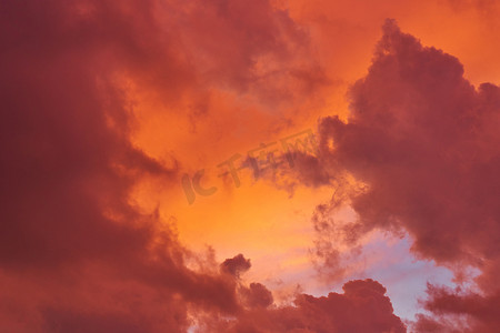 令人难以置信的红色夕阳云映衬着蓝天
