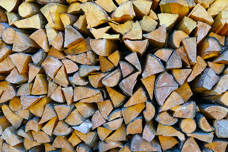 木头堆摄影照片_切碎的木头堆放在仓库里。