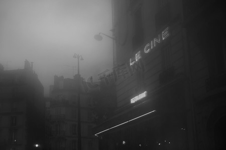 迷雾街黑白照片