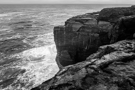爱尔兰海浪冲击的爱尔兰悬崖黑白海景