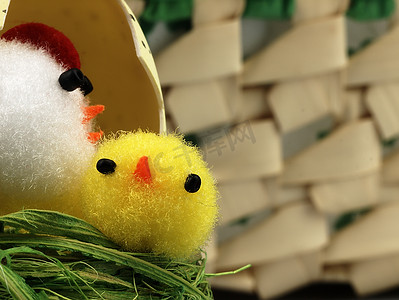 鸡和鸡蛋摄影照片_复活节鸡和鸡蛋在巢中。