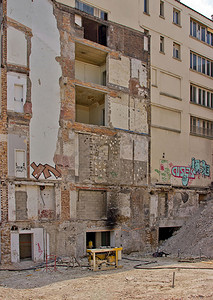 旧楼摄影照片_正在拆除的旧楼