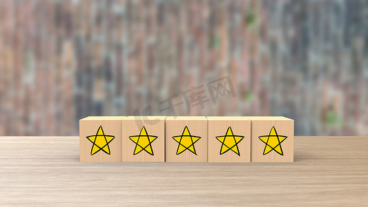 木制立方体卡通五黄星评论在模糊的砖墙上。
