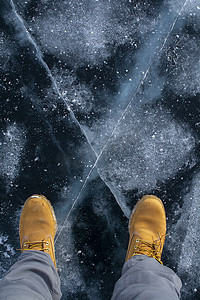 脚站在碎冰上的顶角视图