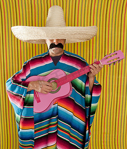 serape摄影照片_弹吉他的墨西哥人 serape 雨披宽边帽