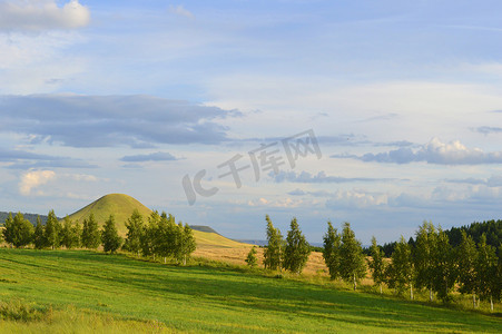 与山的夏天风景