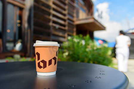 展示一杯NANA Hunter Coffee Roasters咖啡品牌的热咖啡